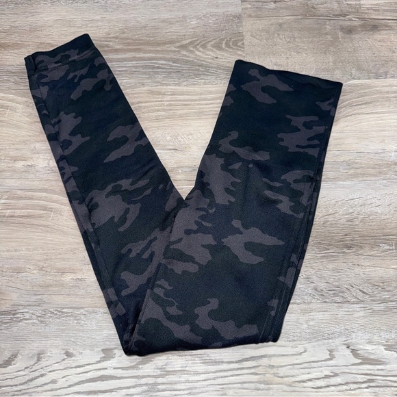 SPANX Pants - Women’s spanx camo leggings size medium